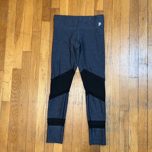 Victoria’s Secret PINK Ultimate Leggings in Grey, size XS - Picture 2 of 10